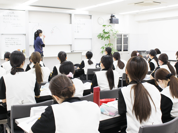 講義で基礎を学びます♪